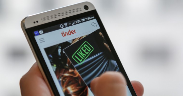 Dansk musiksingle promoveres gennem Tinder: Match for at lytte
