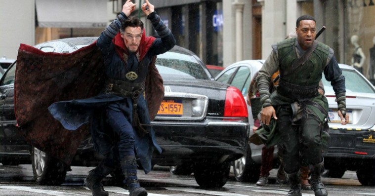 Benedict Cumberbatch i dramatisk Doctor Strange-pose skriger efter at blive photoshoppet