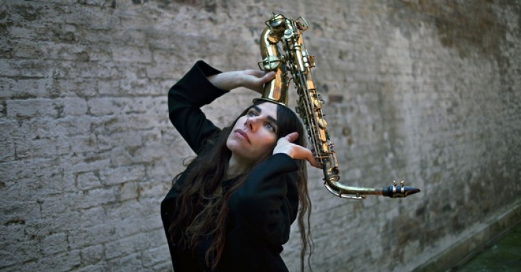 PJ Harvey springer ud som samtidskronikør på mesterligt og dybt aktuelt album