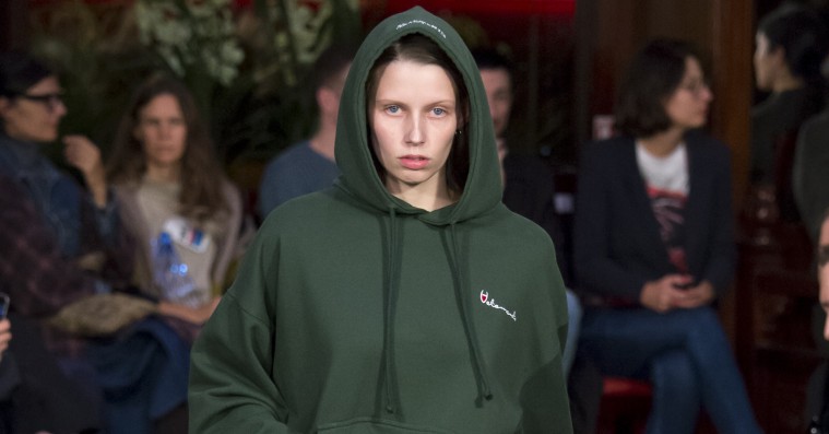 Vetements er ligeglade med kopitøj – »folk tager nogle gange branchen for seriøst«
