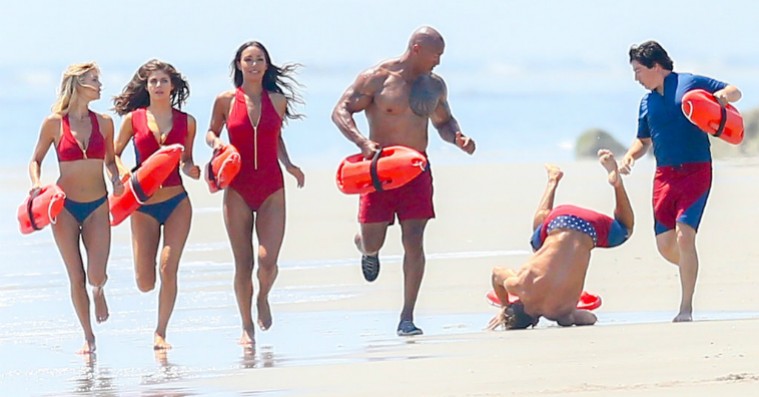 Zac Efron skvatter under ‘Baywatch’-photoshoot: Reddit forvandler ham til wrestler, breakdancer og Marvel-helt