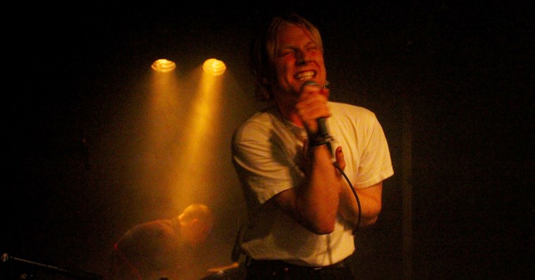 Blod på Spot – poesi og darkwave i fin forening