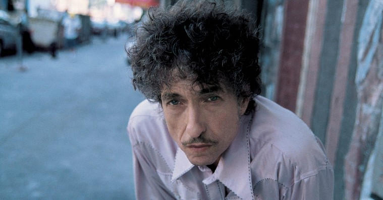 Bob Dylan ridser hulninger i den amerikanske sangskats polerede overflade