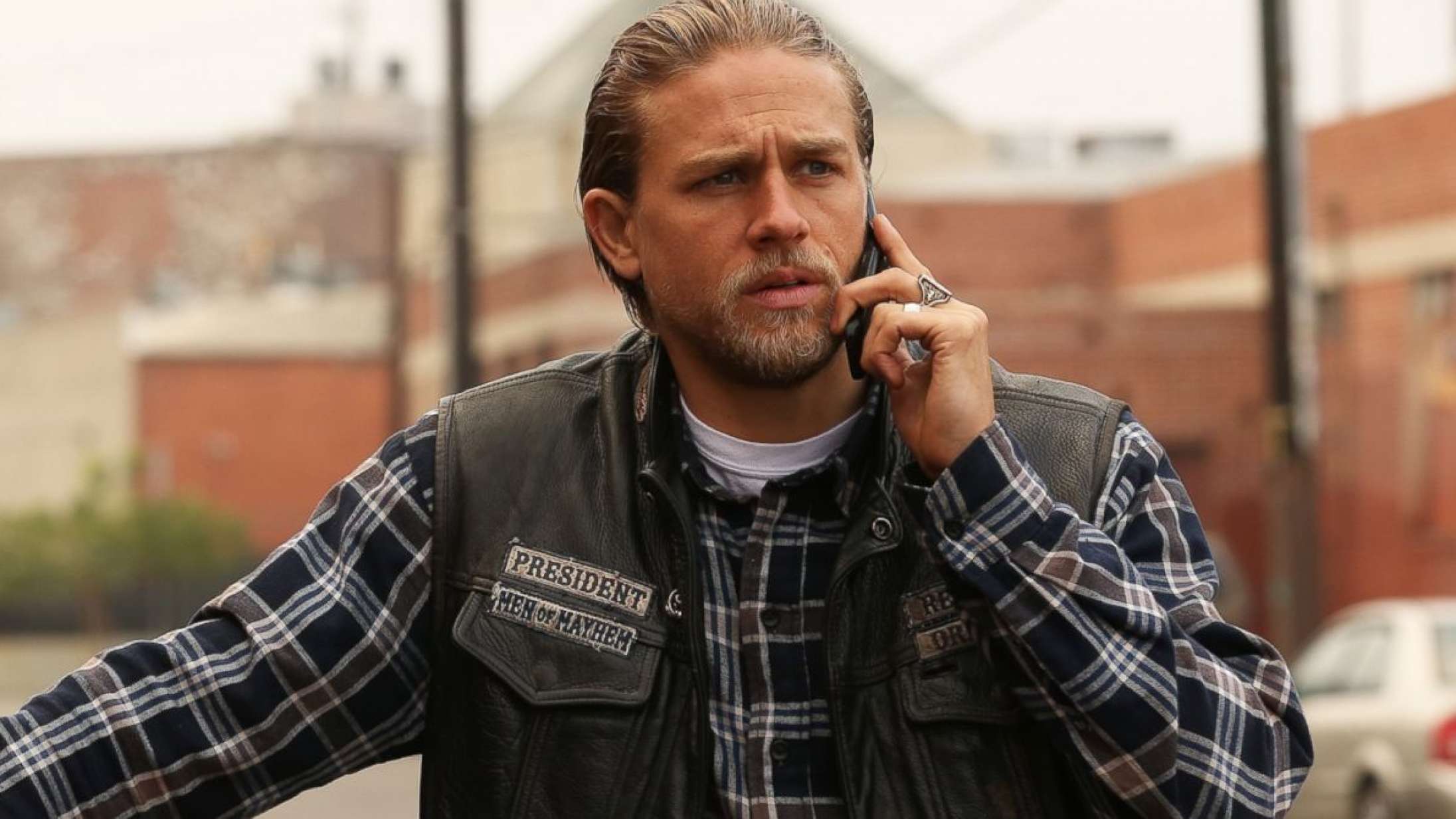 Charlie Hunnam i kikkerten til dansk instruktørs amerikanske debut