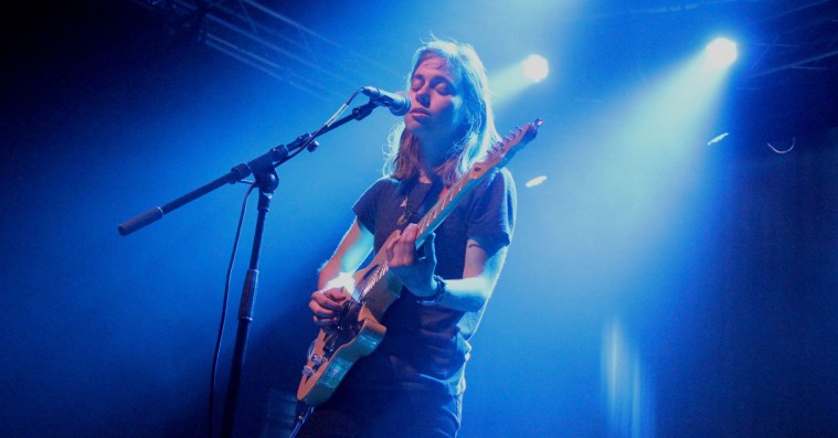 Pop Revo: Generte Julien Baker blottede sin sjæl under første visit i Danmark