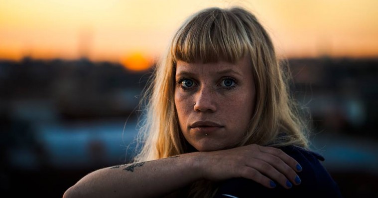 Katinka leverer skarpladt og hårrejsende øm poesi