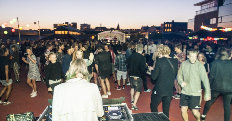 Strøm inviterer til fødselsdagsweekend med masser af gratis oplevelser – fra elektronisk morgenyoga til ‘The Red Roof’