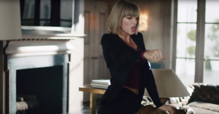 Taylor Swift har en stille fredag aften: Danser grimt gennem hjemmet til glamrock