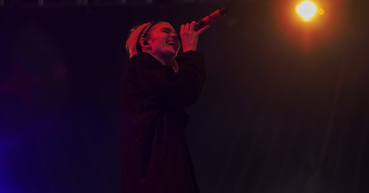 Roskilde Festival: Grimes forvandlede Arena til sit eget krigeriske popcirkus