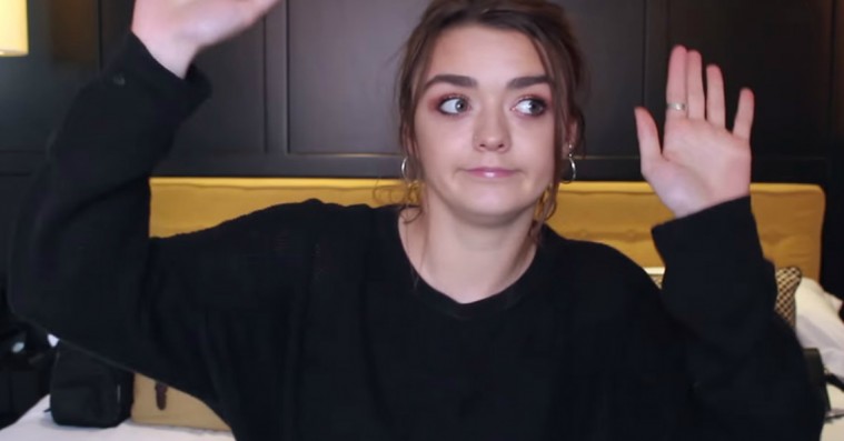 Maisie Williams lukker effektivt kæften på britisk avis efter kommentarer om gennemsigtig kjole