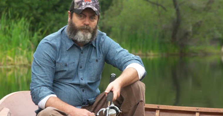 Nick Offerman og far fisker sammen på Offerman’sk manér i anledning af Fars Dag