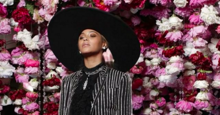 En rørt Beyoncé takkede sin mor efter modepris – følte sig som Khaleesi i hendes design