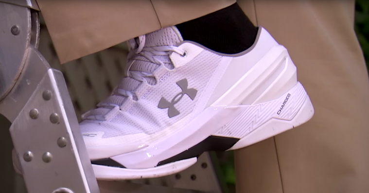 Jimmy Kimmel sviner Steph Currys nye sneakers efter at internettet har grinet færdigt
