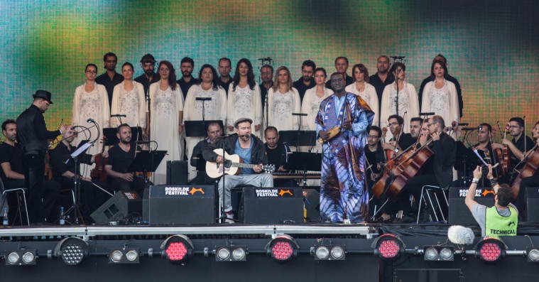 Damon Albarn og The Orchestra of Syrian Musicians åbnede Orange Scene med solidaritet og glæde