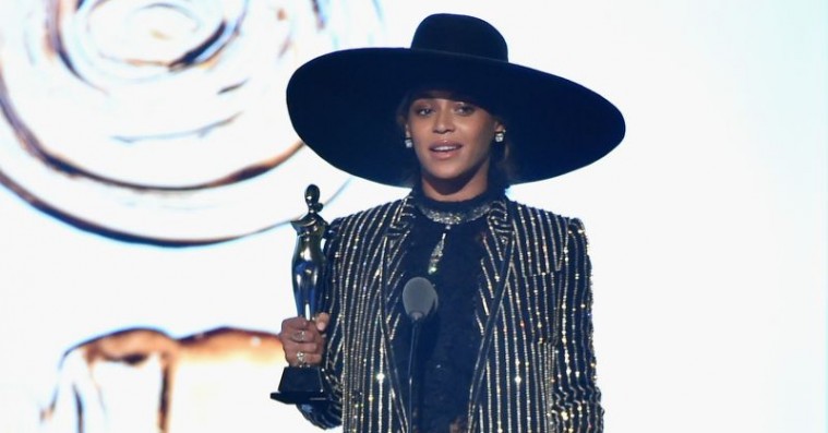 Beyoncé strålede og blev hyldet til amerikansk modepris – se hendes og de andre stærke looks