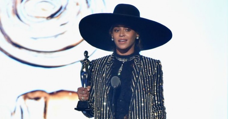 Beyoncé strålede og blev hyldet til amerikansk modepris – se hendes og de andre stærke looks