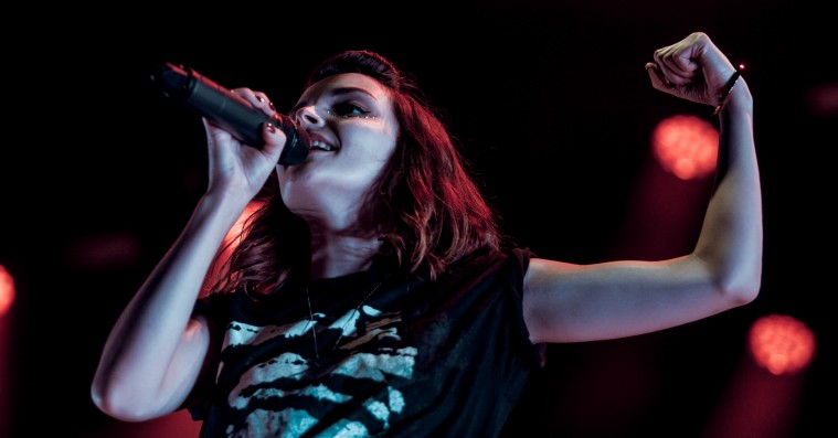 Chvrches på Roskilde Festival: En velsmurt og energifyldt popmaskine