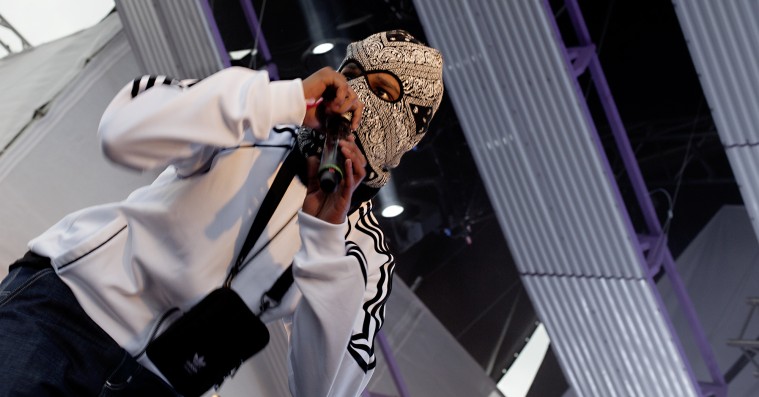 Jamaika lægger telefonvers på Ung Cezars nye single ‘Ligger i blodet’