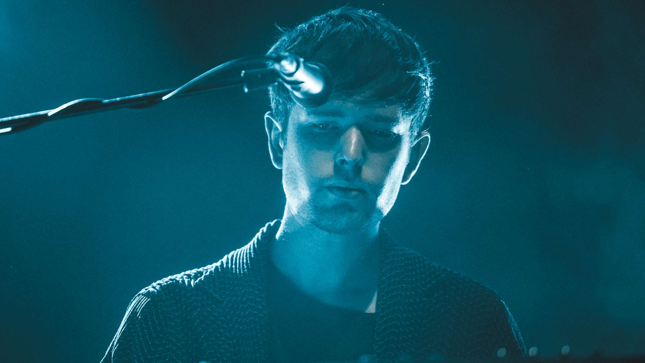 James Blake udgiver ømt Frank Ocean-cover – og farver håret platinblond(e) i samme anledning