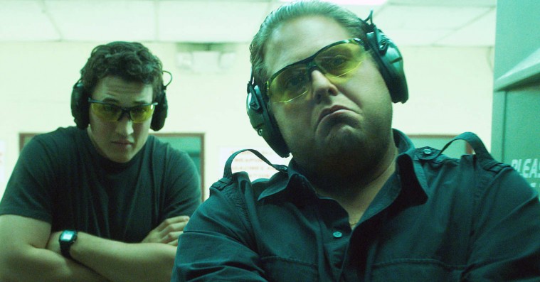 Jonah Hill knokler forgæves mod drengerøvshumor i krigskomedien ‘War Dogs’