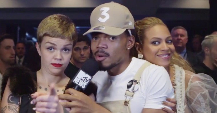 Se Chance the Rapper synge fødselsdagssang til Beyoncé – benovet Bey filmet blandt publikum