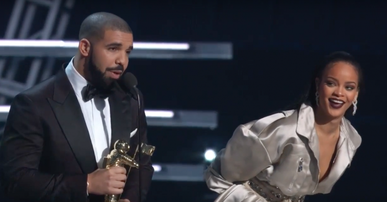 Efter VMA-afvisning: Se Drake få sit Rihanna-kys i Miami