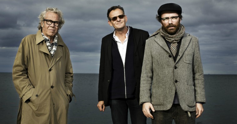 Vi Sidder Bare Her drager på danmarksturné med nyt album – hør helt gak-gak-single