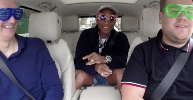 Apple lancerer iPhone 7 med Carpool Karaoke: Tim Cook og Pharell Williams får et lift