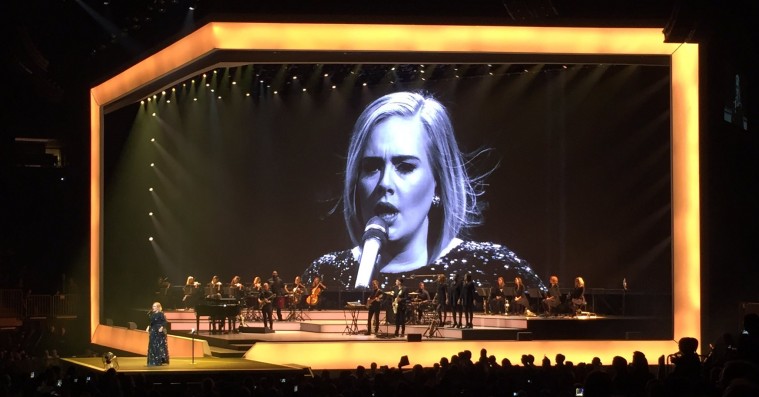 Adele dedikerer New York-show til Brad Pitt og Angelina Jolie: »Slutningen på en æra«
