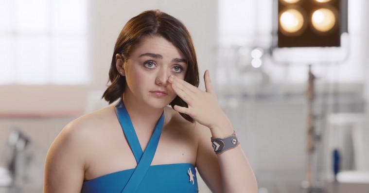 Maisie Williams tager tykt pis på sig selv i spoof på skønhedspleje-reklame