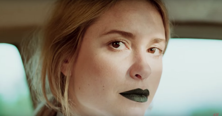H&M slår et slag for alle slags kvinder i ny kampagnefilm – inklusiv Pernille Teisbæk