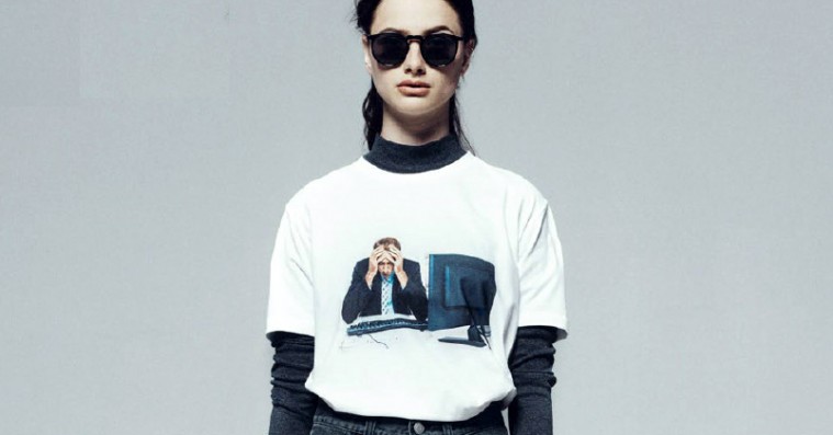 Adobe rammer plet med t-shirts og sweatshirts med tåkrummende stock photos