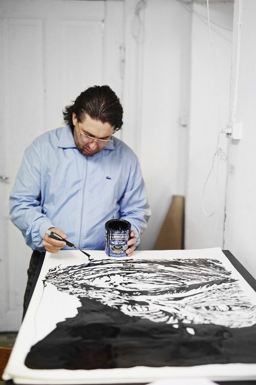 Benny Kusk i gang med et af malerierne til kollektionen