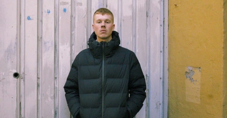 ‘Slumromantiker’: Emil Kruse byder både pop- og hiphopfolket op til dans