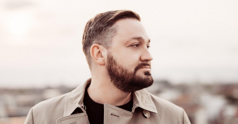 Lillebror Kalkbrenner kører halvhjertet techno-tour