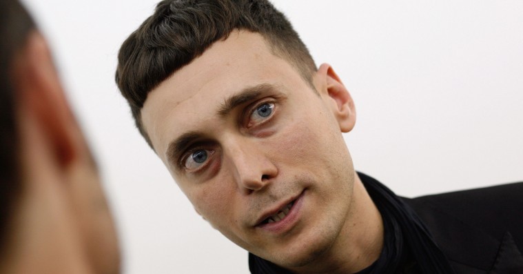 Hedi Slimane er stadig sur på Saint Laurent – raser ud på Twitter