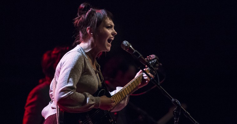 Charmerende Angel Olsen vekslede mellem kække kommentarer og fokuseret alvor