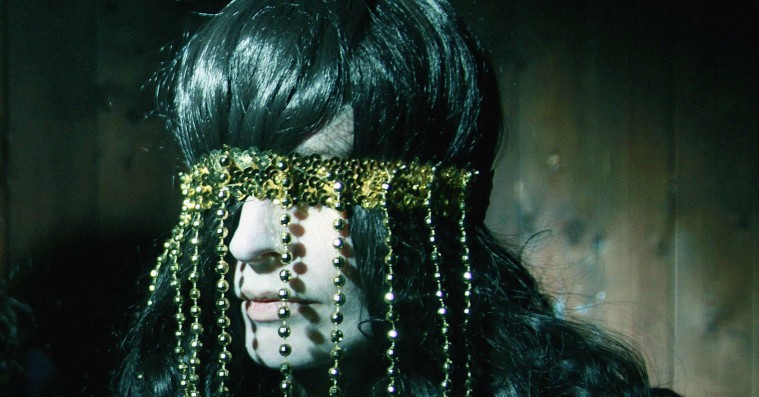 Jenny Hvals røde tråd trækker spor efter sig