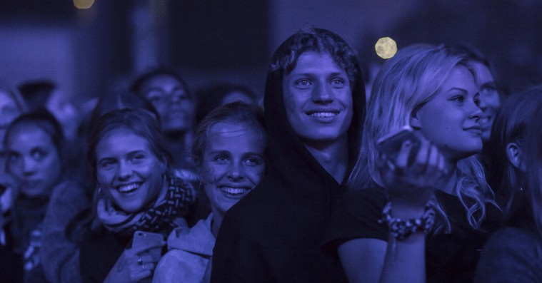 Sådan lyder det, når 40.000 Beliebers synger fællessang i Parken