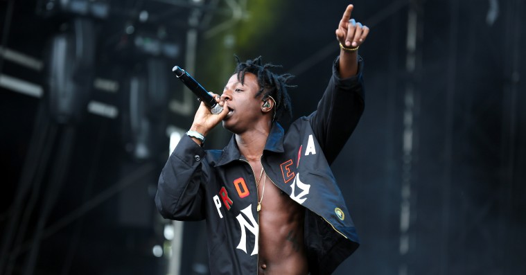 Joey Bada$$ sampler ‘Narcos’-temaet på den spanskklingende ’Front & Center’