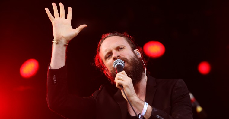 Father John Misty slutter sig til Trump-bashingen med sønderlemmende cover