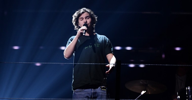 Se Lukas Grahams flotte optræden til MTV EMA med strygere og fyrværkeri