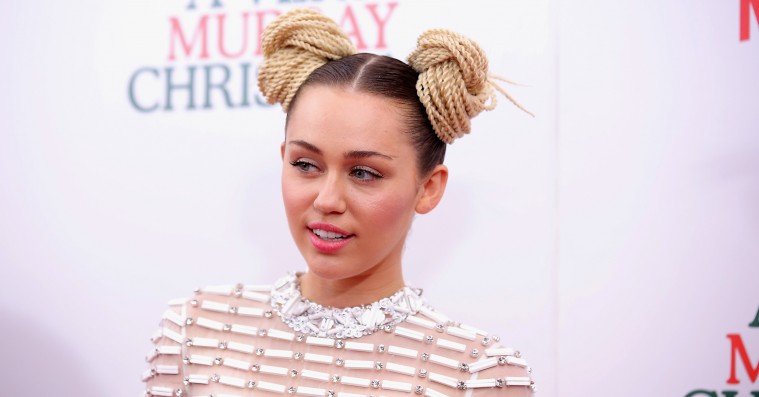 Grådkvalt Miley Cyrus accepterer Donald Trump i Twitter-video