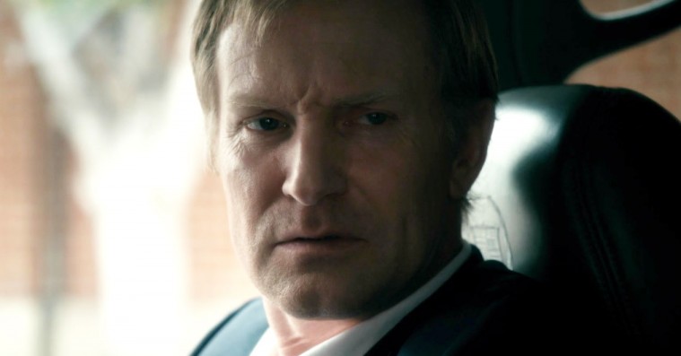 ’In Embryo’: Ulrich Thomsen debuterer som instruktør med lækker billedside i intetsigende drama