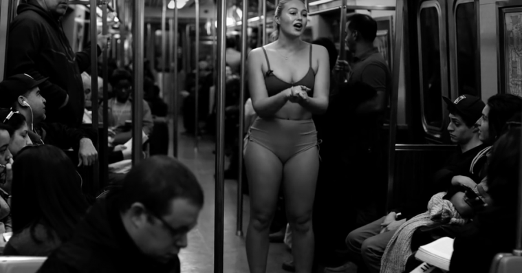 Model stripper på subway for at dele vigtigt budskab