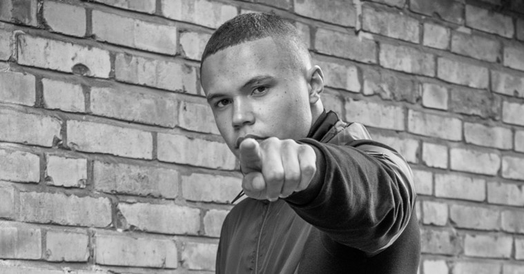 Premiere: Carmon får besøg af Icekiid på ghetto-kærlighedssangen ‘Hun er varm’