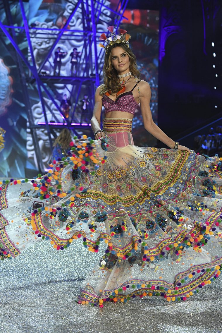 PARIS, FRANCE - NOVEMBER 30: Barbara Fialho walks the runway at the Victoria's Secret Fashion Show on November 30, 2016 in Paris, France. (Photo by Pascal Le Segretain/Getty Images for Victoria's Secret)