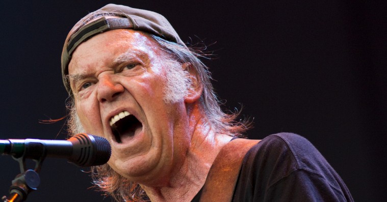 Neil Youngs bovlamme protestsange er lige til affaldscontaineren