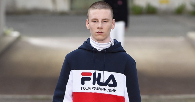 Kan du ikke få nok logo-streetwear? Gosha Rubchinskiy åbner salget af sin sommerkollektion