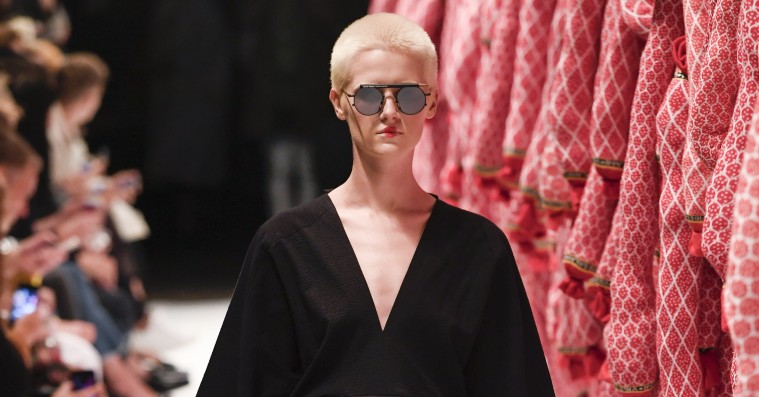 Se med live, når Henrik Vibskov indtager Paris i aften